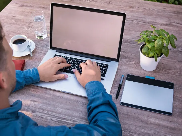 Vállalkozó üzenetet ír a laptopján
