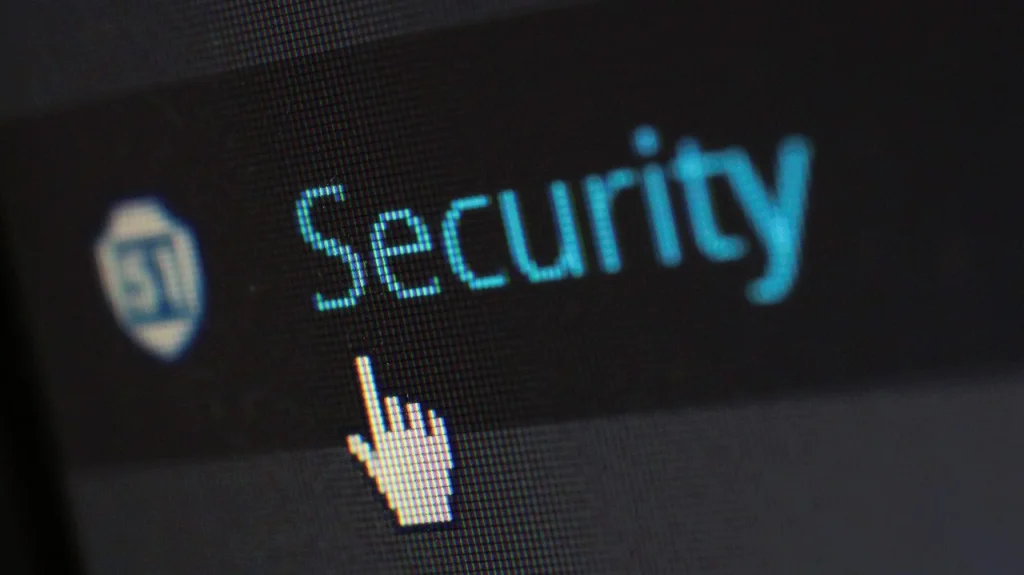Biztonsági menüpont egy képernyőn, a Security feliratra mutató kurzorral.